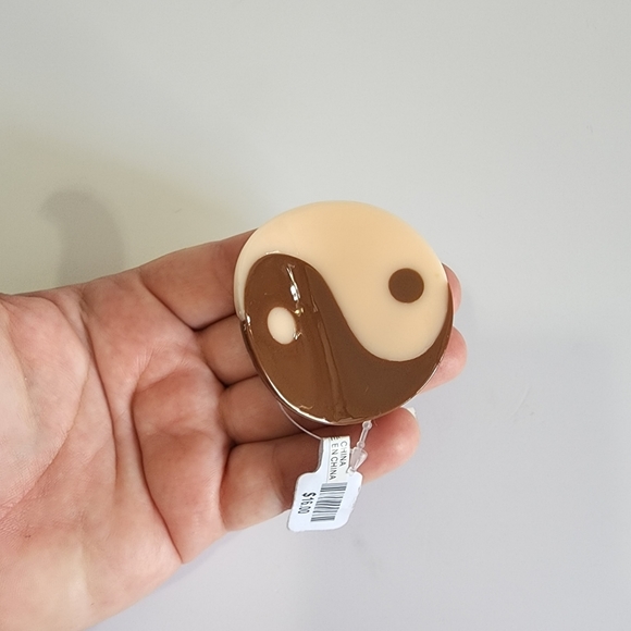 NWT Brown Cream Yin Yang Claw Round - Picture 5 of 9